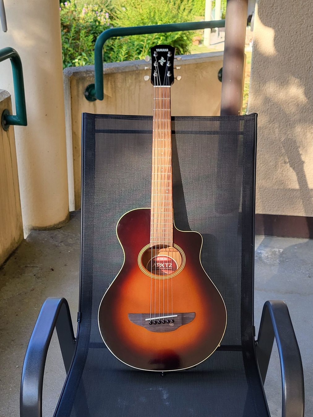 Yamaha Strumenti musicali: Yamaha APXT2 kompakte Akustik-E-Gitarre mit Tasche & Gurt – Usato da Gattikon venduto da boriskhv