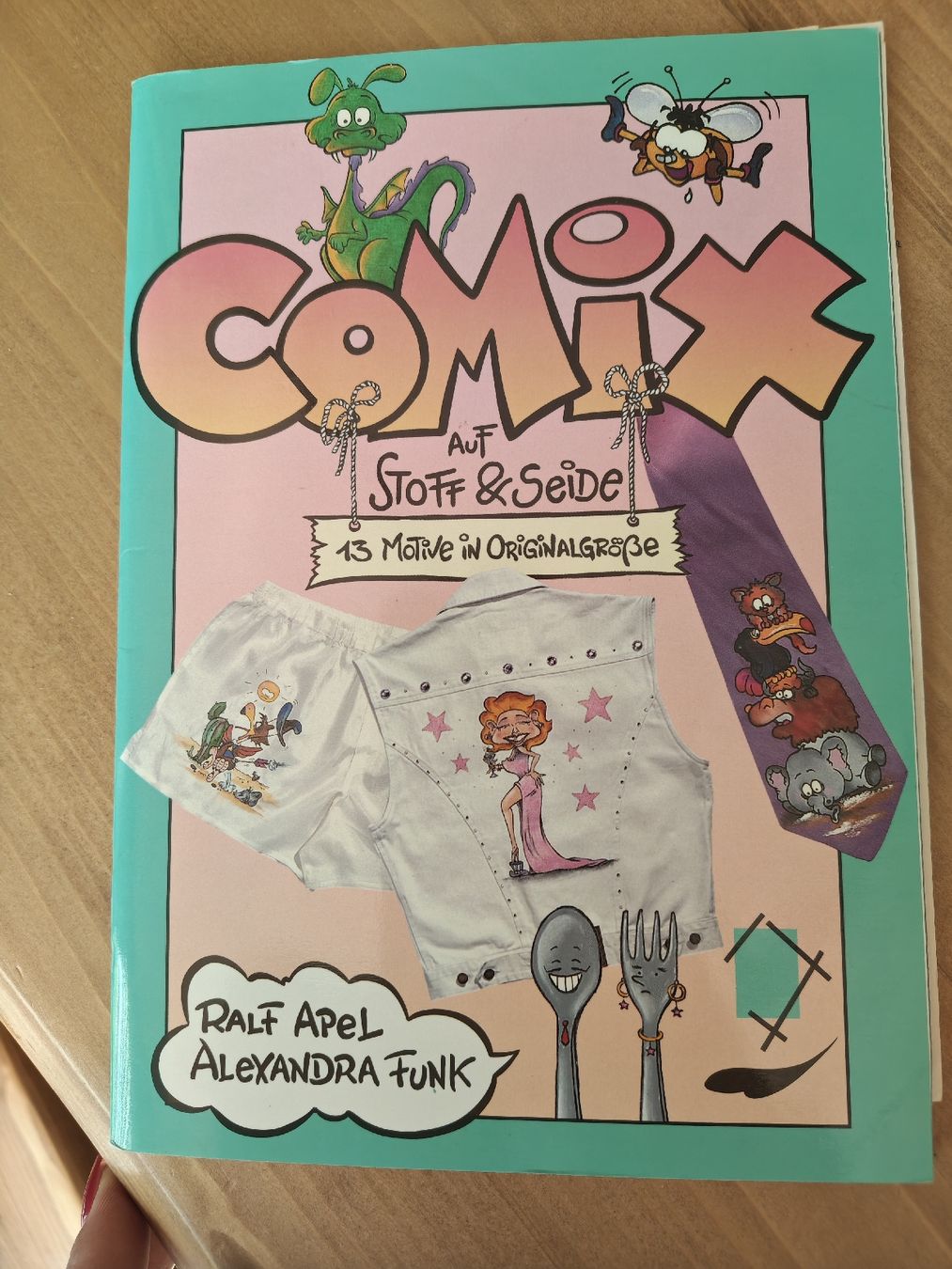 Libri: 2 Bastelbücher: Comix auf Stoff & Seide, Winterzeit – Usato da Flawil venduto da minggeli83 2