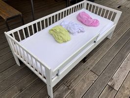 Kinderbett mit Matratze, Matratzenschutz und Fixleintüchern