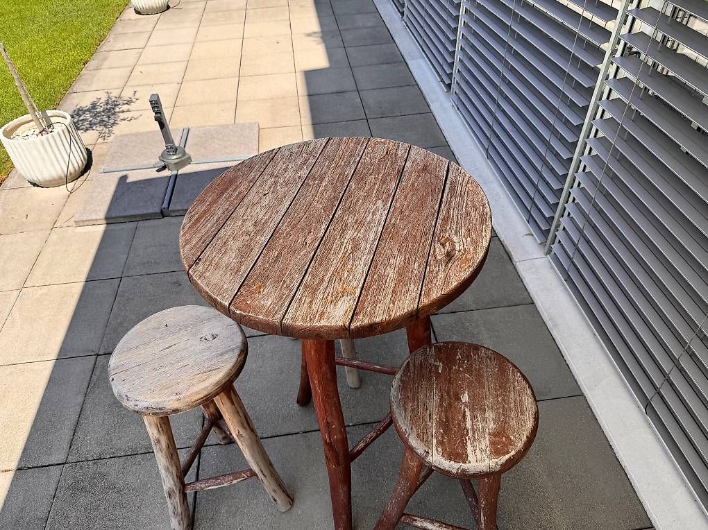 Set di tavolo e panche: Massives Teak-Gartenmöbel Set  Stehtisch mit 3 Hockern – Usato da Küsnacht ZH venduto da Niek_zurich 1