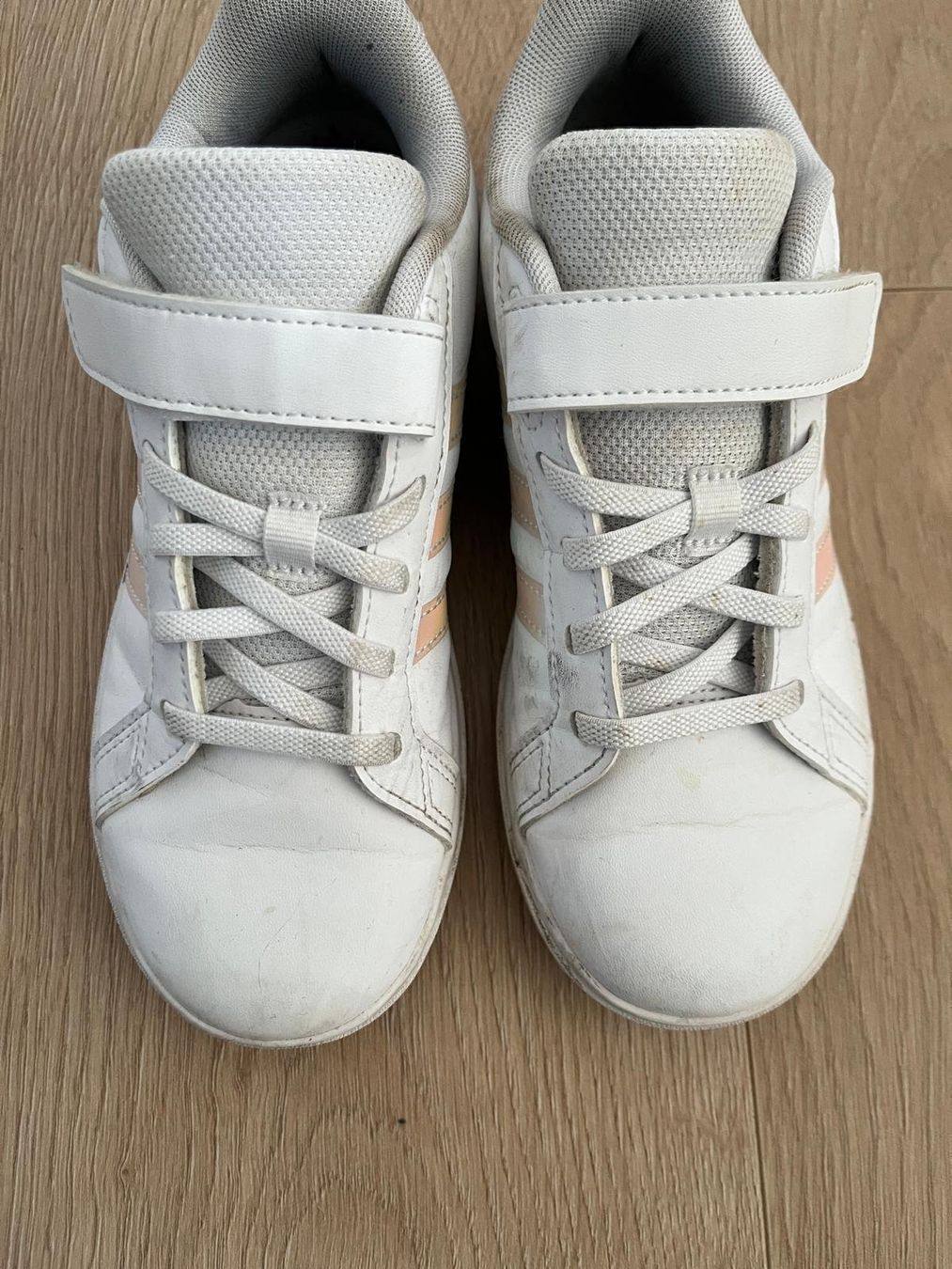 Adidas Schuhe für Mädchen: Adidas Grand Curt Seaker  Grösse 33,5 – Gebraucht aus Witterswil von Zeraph