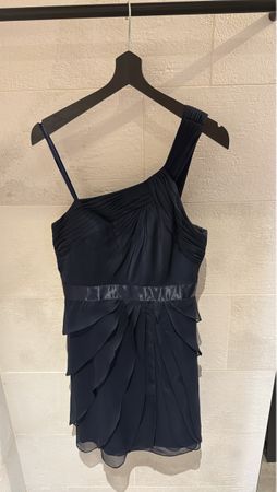 Elegantes, asymmetrisches Abendkleid - Perfekt für den Somme