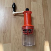 Getreidemühle Schnitzer CH manuell rot gebrauchter Zustand