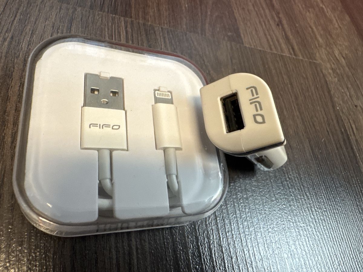 Apple Chargements: FIFO Auto Ladegerät mit Kabel iPhone/iPad weiss – Neuf avec emballage d'origine à Ehrendingen par Sansav
