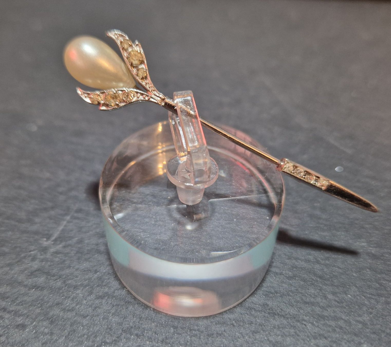 Spille & Fermagli: Anstecknadel mit Perle & Strass – Usato da Winterthur venduto da Sadega