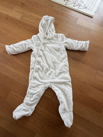 Strampler mit Bärenmuster weiss