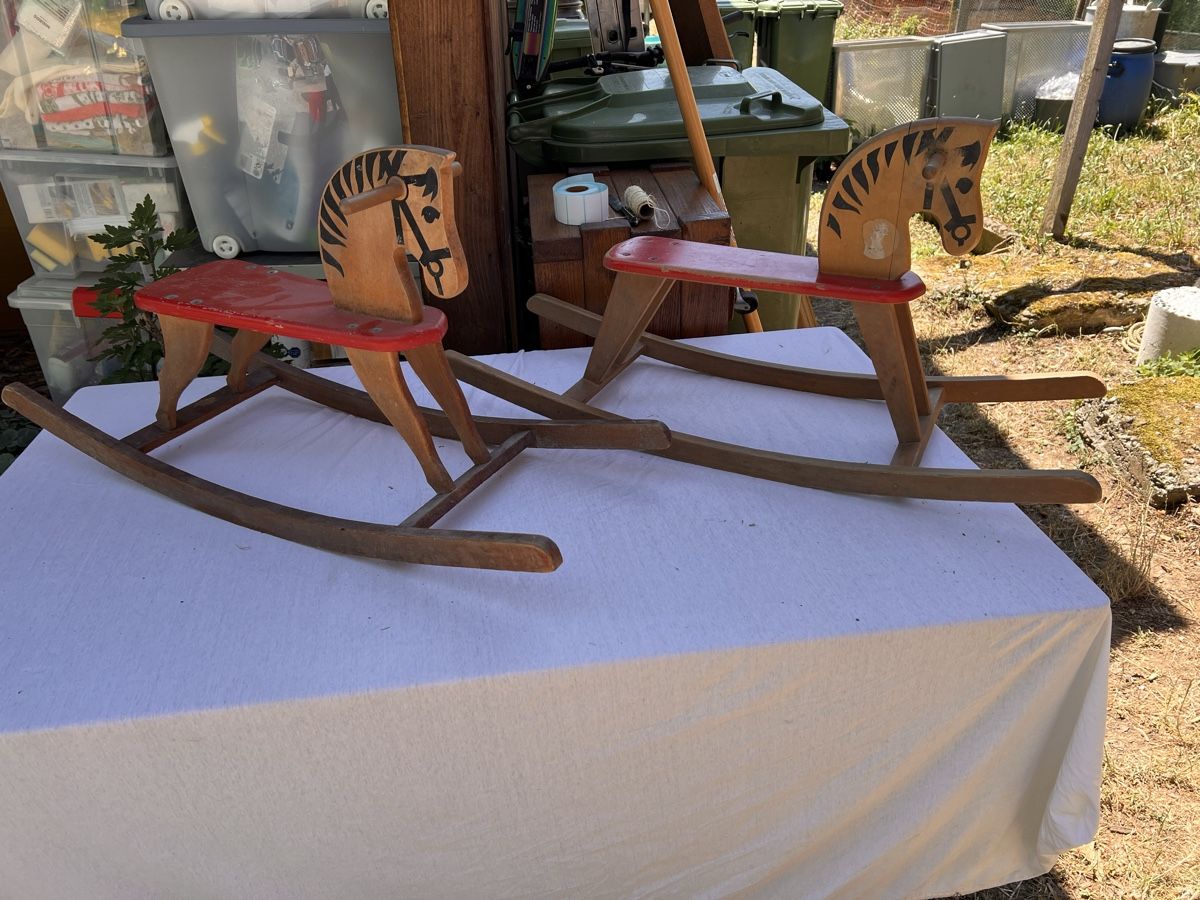 Spielzeuge: Schaukelpferd Holz 2 Stk. (85) – Gebraucht aus Glattfelden von maa_qcj8