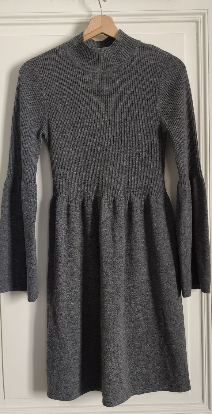 Hallhuber Vestiti: Graues Woll- Strickkleid mit Glockenärmeln, Grösse M,  – Usato da Fribourg venduto da swi_b7rt