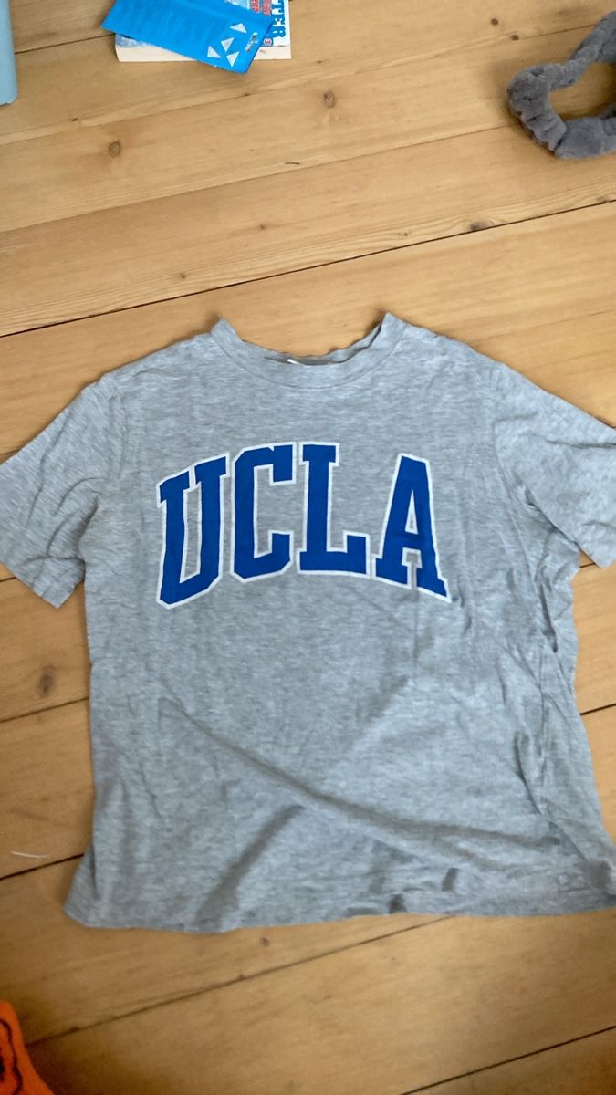 H&M T-shirt: UCLA T-Shirt Top – Usato da Zürich venduto da uma_y5q8