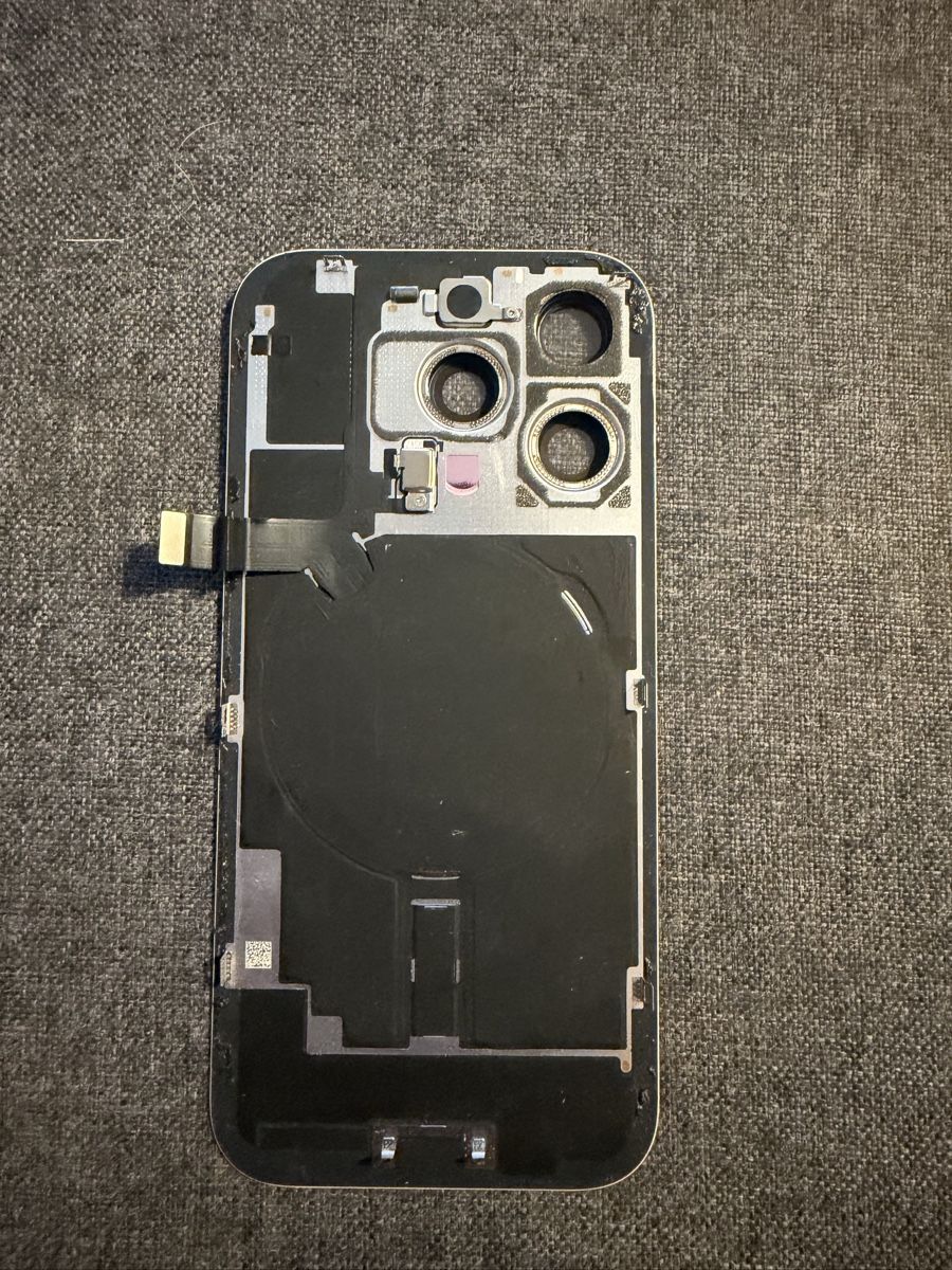 Telefoni cellulari / Smartphones: Vitre arrière 100% originale iPhone 16 pro - gold  – Usato da Yverdon-les-Bains venduto da ame_7f2x 1