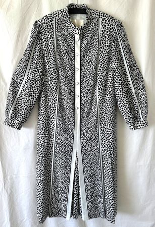 Schwarz-weisses Kleid mit modernem Punktemuster