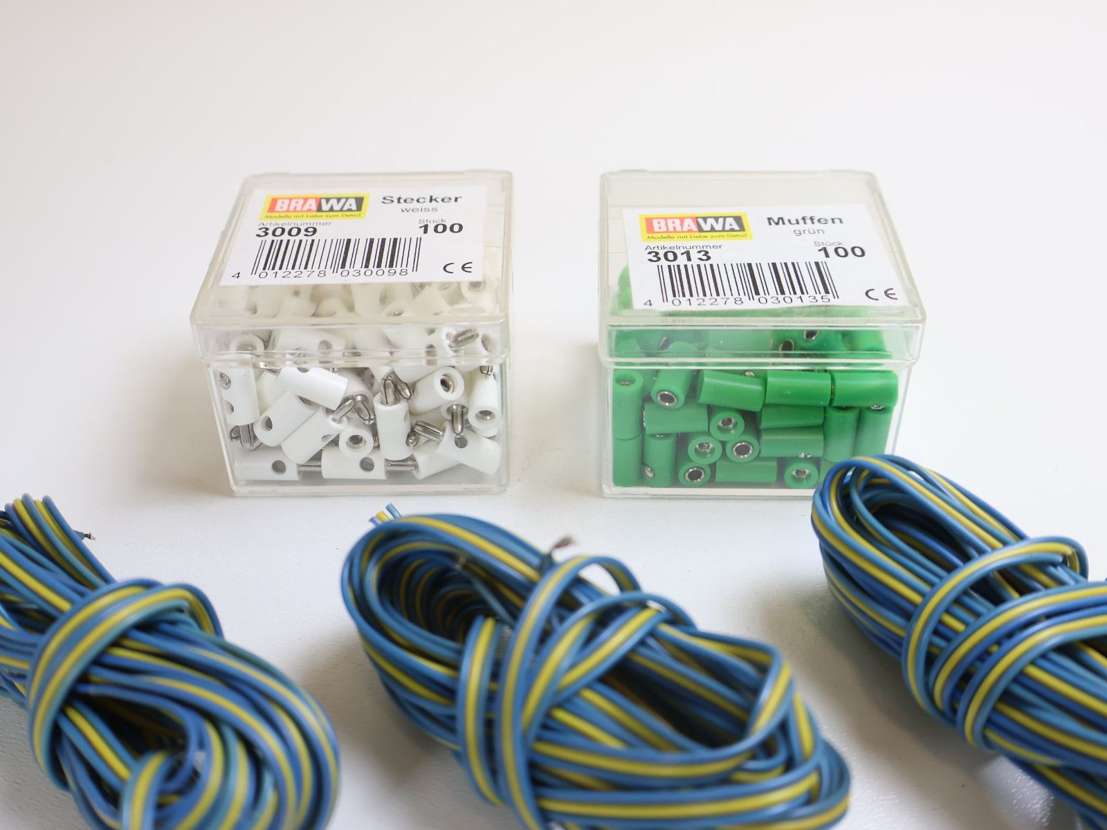Märklin Modellini di ferrovie: Modellbahn Stecker & Muffen & Kabel - ca. 150-200 Stück – Usato da Winterthur venduto da Monstera 2