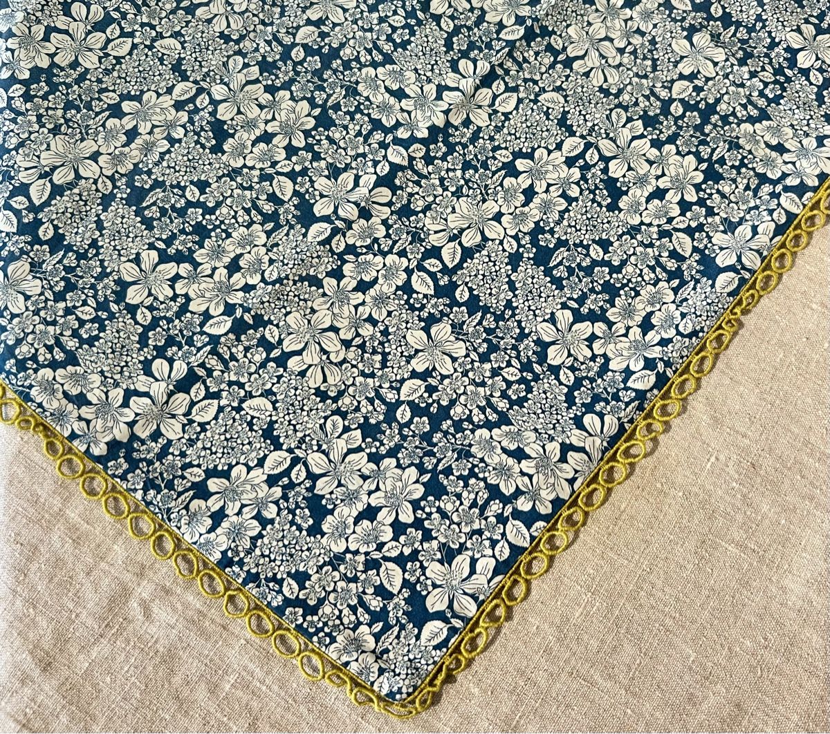 Tutte le decorazioni: Nappe en coton à fleurs bleues, galon vert anis – Usato da Genève venduto da DELIRBEADS