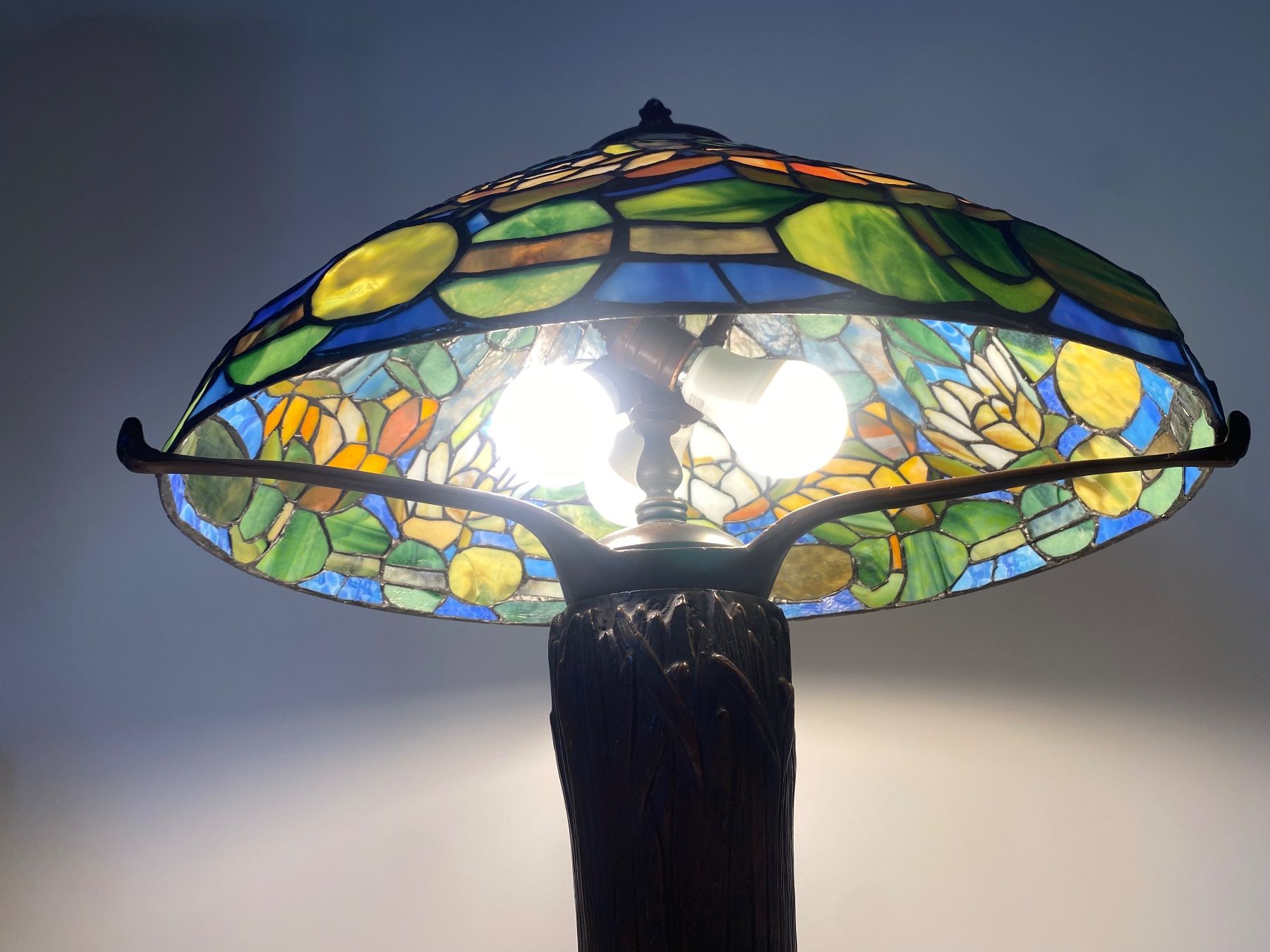 Tiffany & Co. Lampade: Tiffany Lampe Seerose Motiv mit Bronzefuss – Usato da Ballwil venduto da ClassicGallery 9