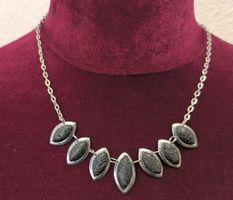 Halskette im silberfarbenen Collier-Stil