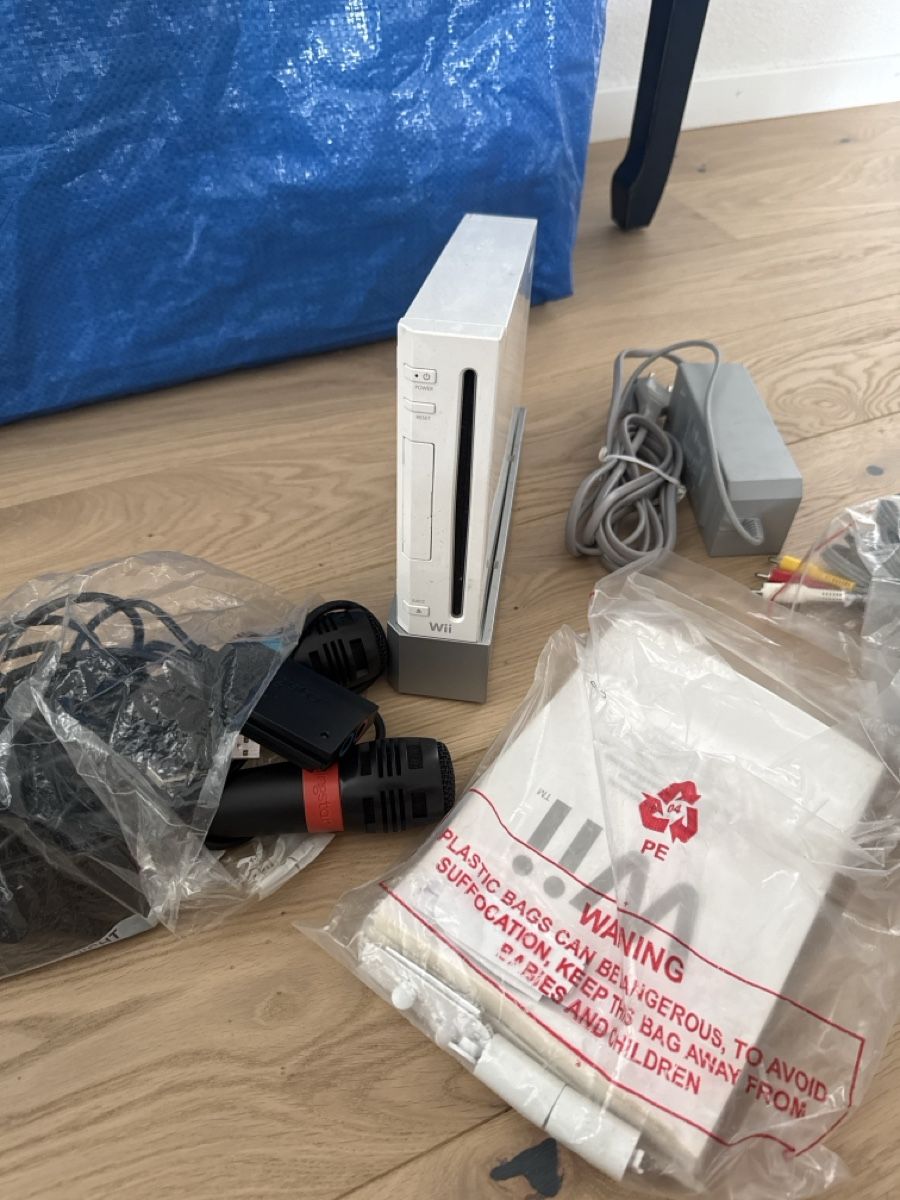 Nintendo Console: Wii und weitere Zubehör  – Usato da Bern venduto da U2000
