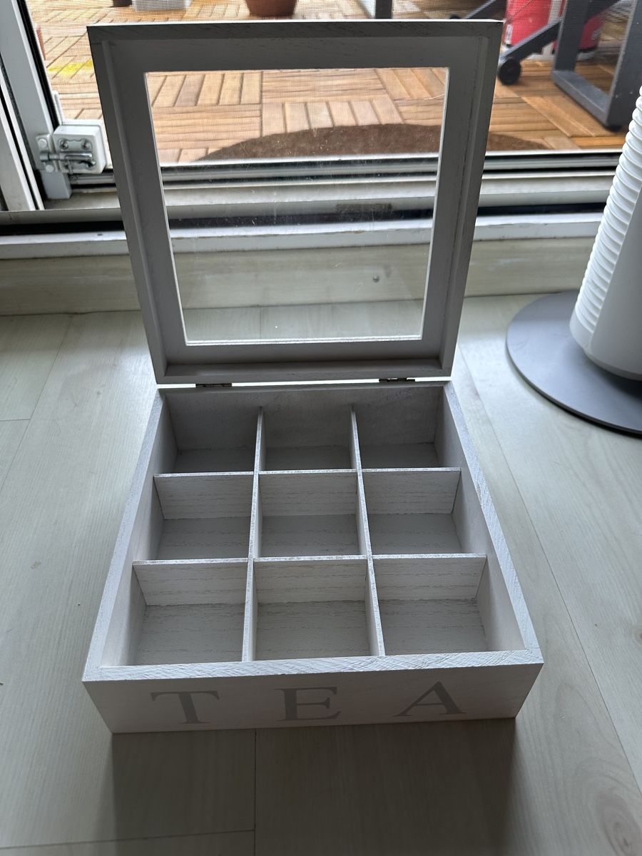Autres articles pour la maison: Holz Teebox mit 9 Fächern und Deckel Glas weiss – D'occasion à Kloten par MikiMiki_7 1