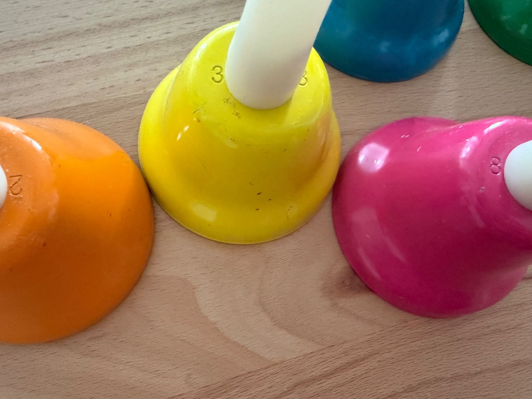Campanacci mucche: Montessori small foot Handglocken-8er Set – Usato da Stäfa venduto da nale068 2