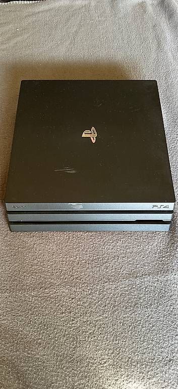 Console: PS4 Pro 1TB mit 2 Controllern + Ladestation  – Usato da Allschwil venduto da Marcel807