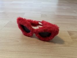 Ausgefallene, flauschige Sonnenbrille in Rot – Hingucker!