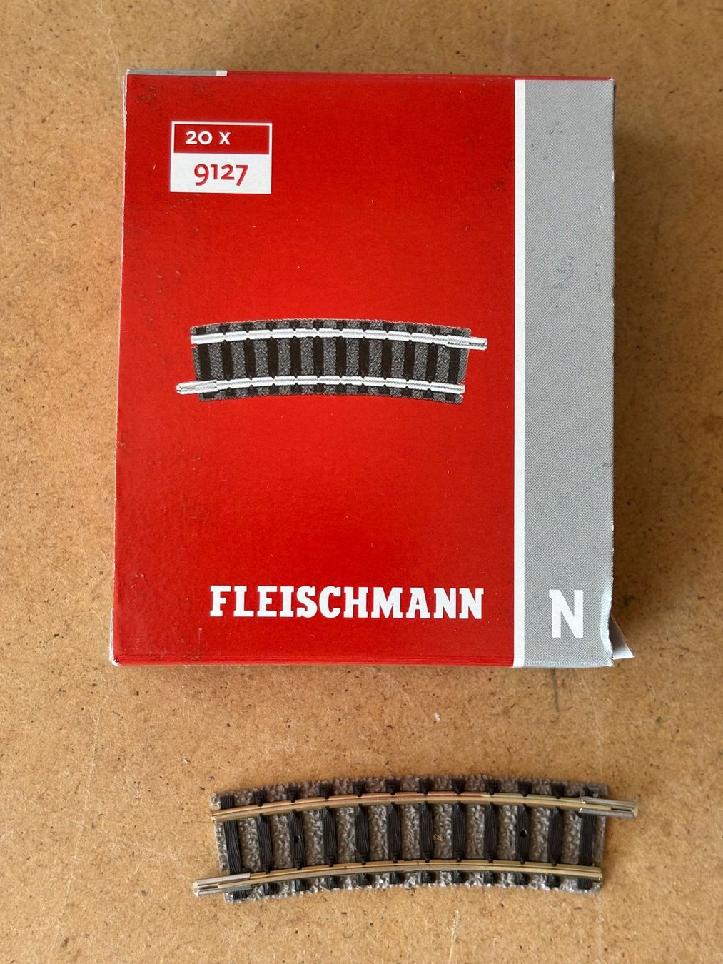 Fleischmann Modellini di ferrovie: Fleischmann 9127 Gebogenes Gleis R2 15° – Nuovo e nell'imballaggio originale da Hauterive NE venduto da eriamch