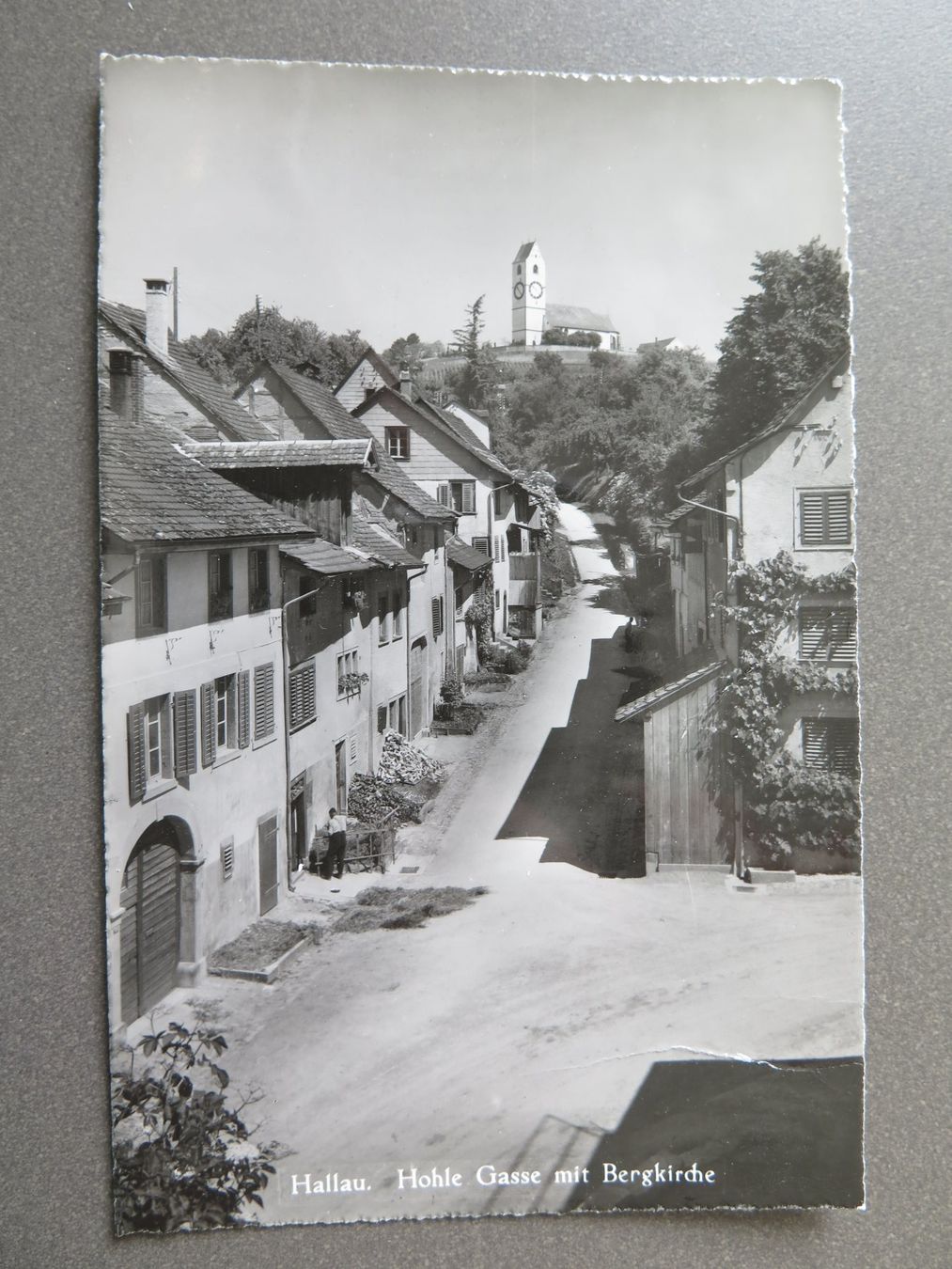 Cartoline postali: HALLAU - HOHLE GASSE MIT BERGKIRCHE – Usato da Wittenbach venduto da lipasal