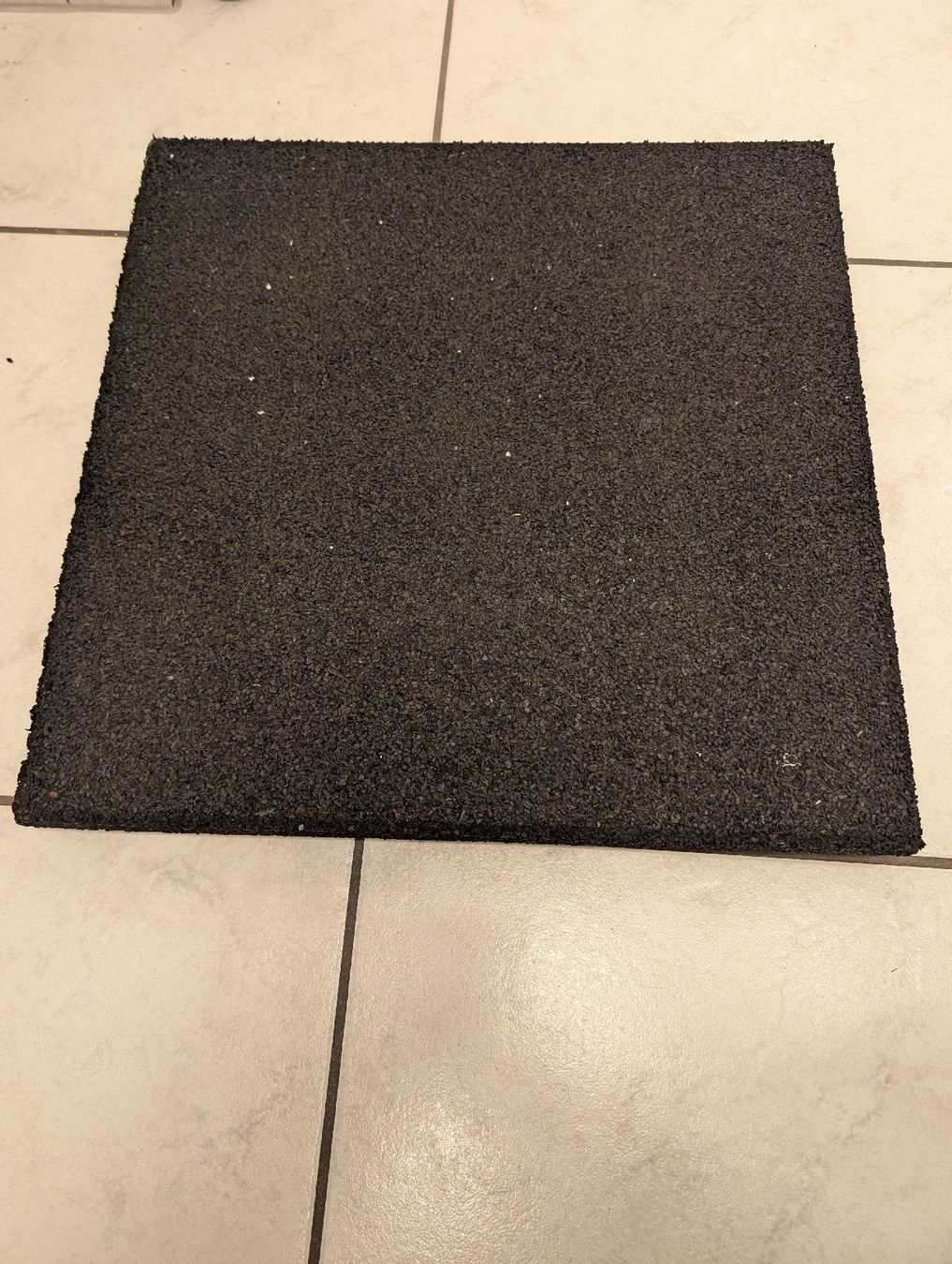 Bodenbeläge: 39 Fallschutzmatten schwarz 50x50x4.5 cm – Gebraucht aus Altendorf von fel_l2gr 2