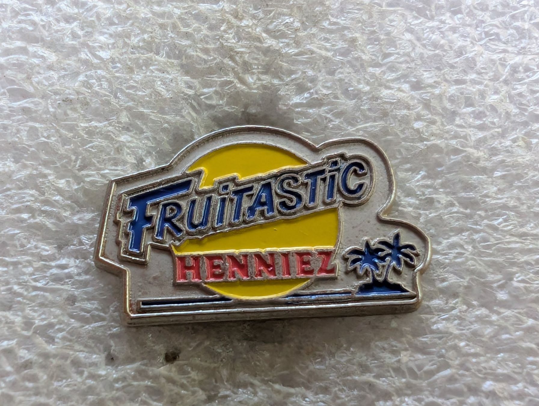 Plaketten & Abzeichen: Ansteckpin 87: Henniez Fruitastic – Gebraucht aus Oppligen von Pin-Fall-Shop