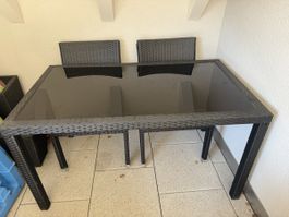 Schöner Gartentisch mit Glasplatte + 4Stühle