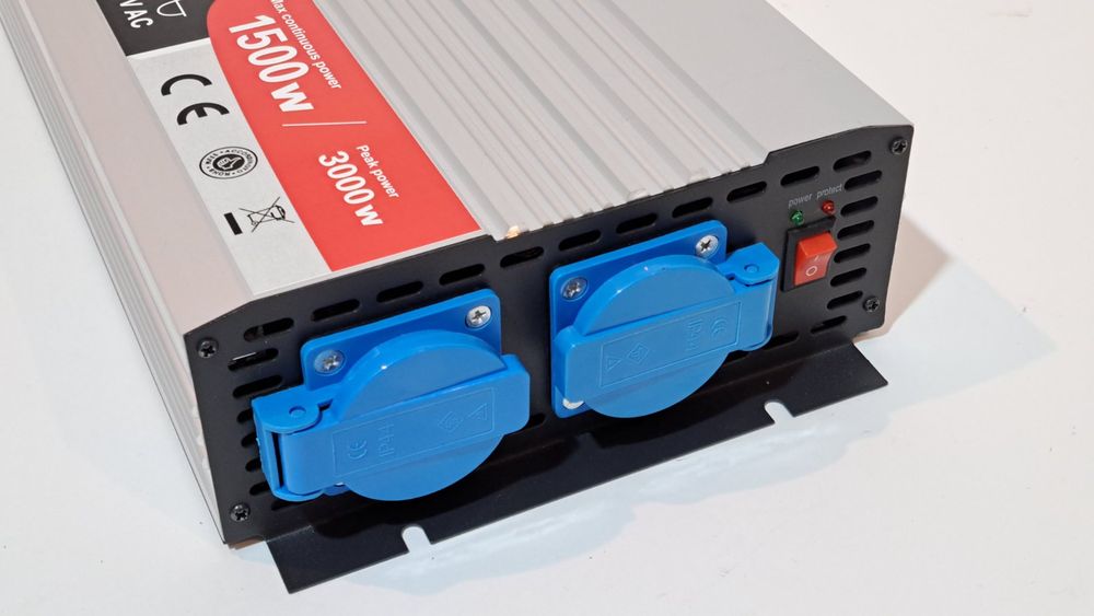 JIGUUN 1000W Reiner Sinus Wechselrichter 12V Auf 230V - Mit 30A Ladegerät, USV & Fernbedienung