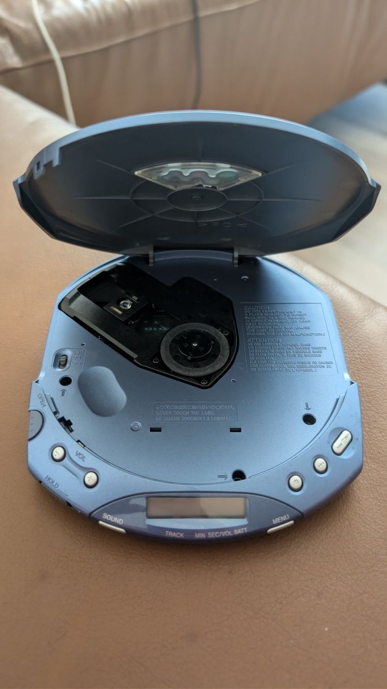 Sony Lettore multimediale portatile: Sony Walkman D-E221 mit original Kopfhörer und Netzteil – Usato da Löhningen venduto da Guadian_90 4