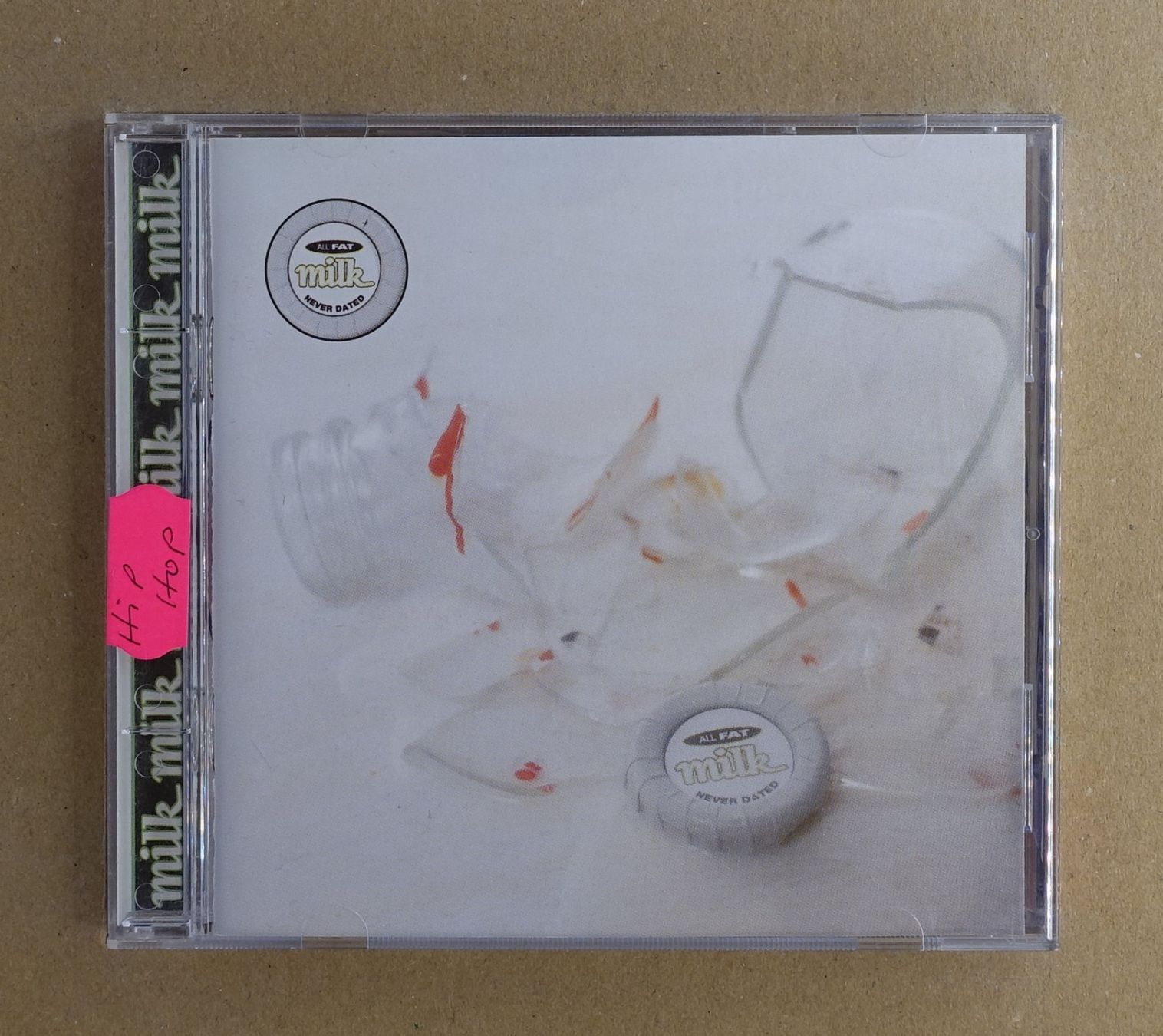 CDs: Milk – Never Dated - T8 – Gebraucht aus Sessa von discoverymedia