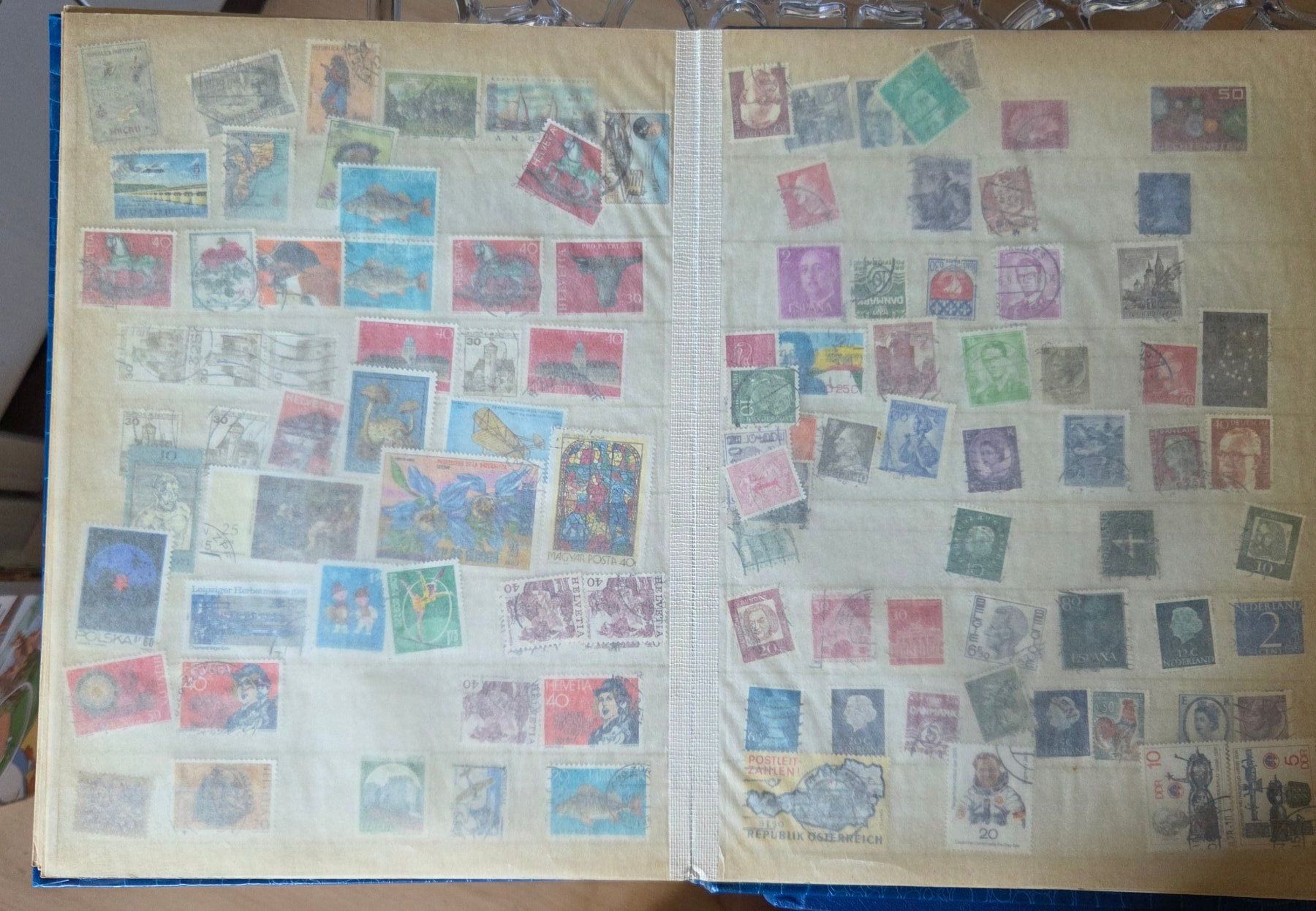 Alle Briefmarken: 2 Briefmarkenalben mit hunderten von Marken – Gebraucht aus Gossau SG von oreliefredy 3