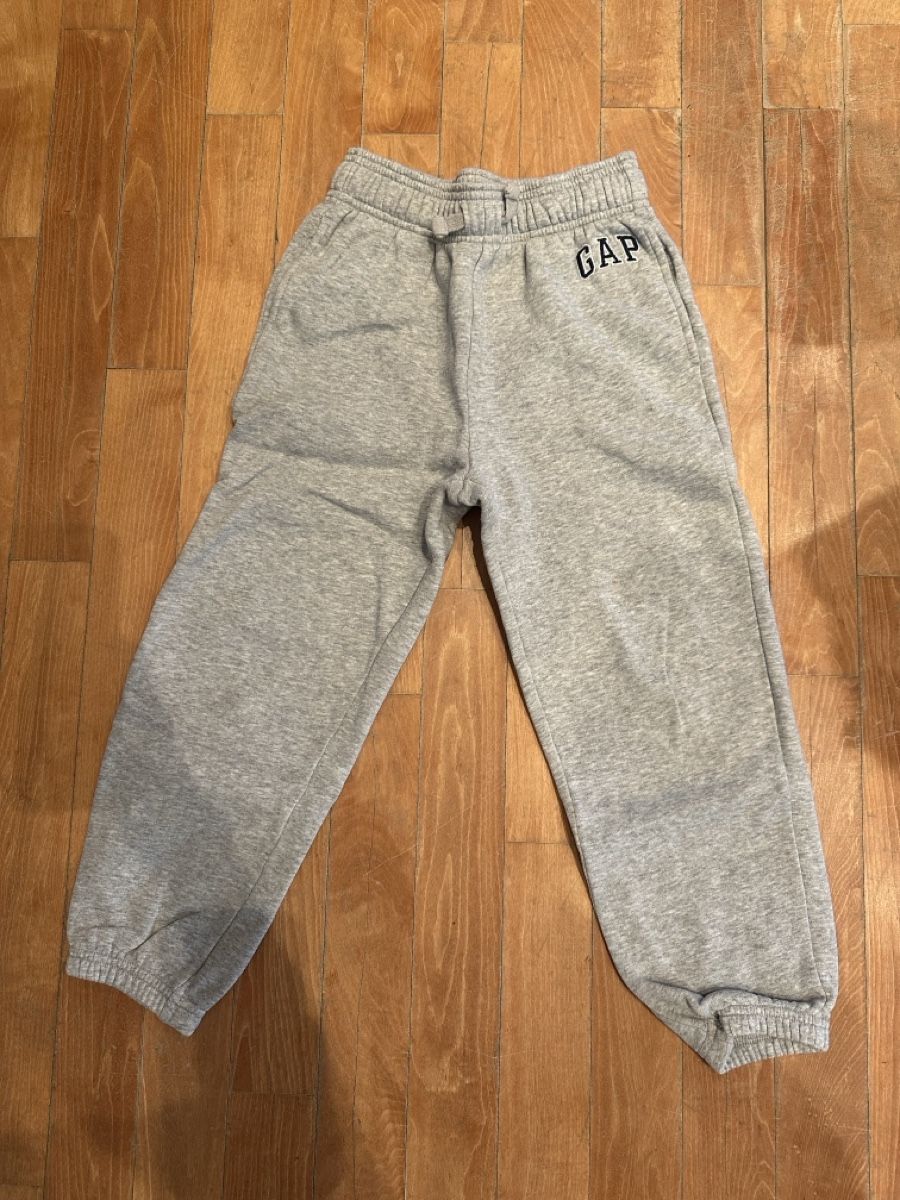 Gap Pantaloni: GAP jogging pants grey Size 116-122 – Usato da Büren an der Aare venduto da bradlee512