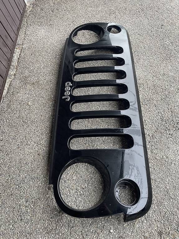 Jeep Tutti pezzi di ricambio auto: Original Kühlergrill Jeep Wrangler JK – Usato da Landquart venduto da ChristianD02 1