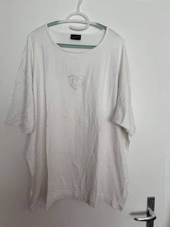 Imposante T-Shirt Weiss Herzapplikation Groesse 52