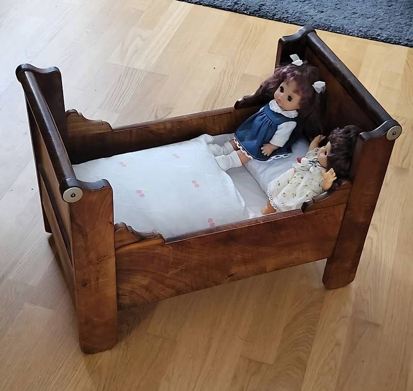 Giocattoli: Antikes Puppenbett – Usato da Andelfingen venduto da Cornelia. 1