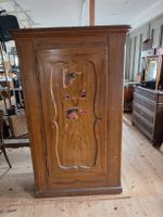 Antiker Schrank,  restaurationsbedürftig
