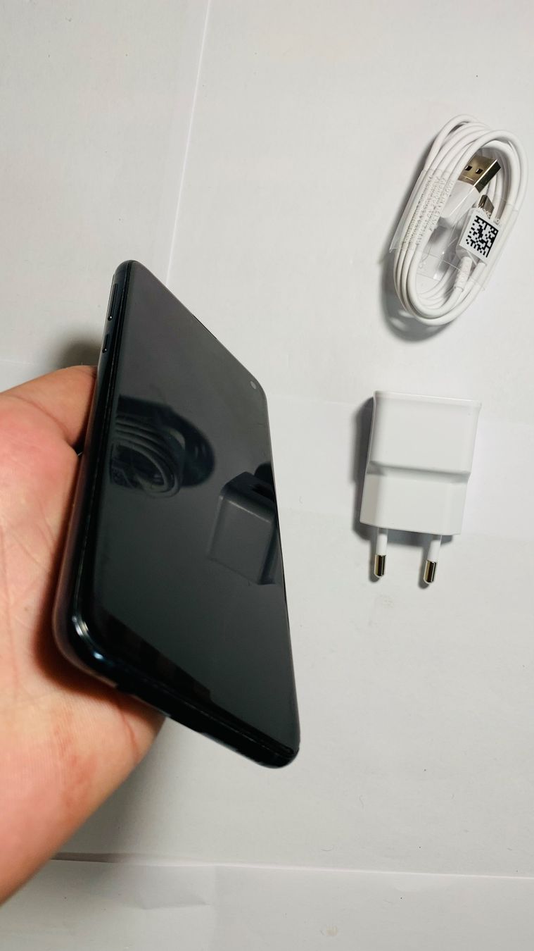 Samsung Telefoni cellulari / Smartphones: Samsung S10e / 128GB – Usato da Luzern venduto da Waince786 2