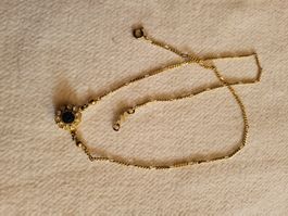 Feine Goldkette mit hübschem Anhänger
