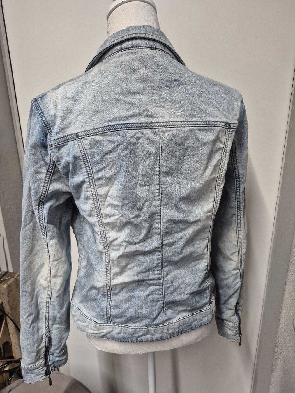 Nile Jacken: NILE Atelier Stretch Jeansjacke Gr.L, hellblau – Gebraucht aus Merligen von muss_haben 2