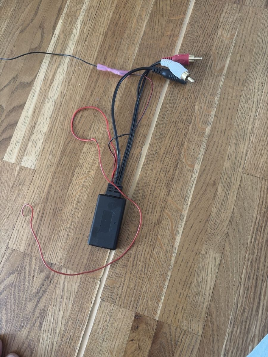 Autres: Bluetooth Adapter an RCA und Mic. Anschluss  – D'occasion à Zürich par Blume1103