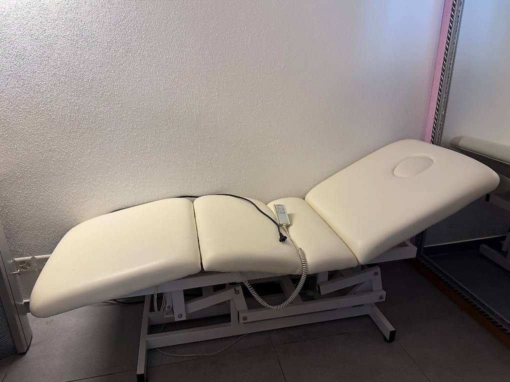 Lettini & sedie per cosmetici: Kosmetikliege - Massageliege -Tattooliege – Usato da Laufen venduto da Misha0