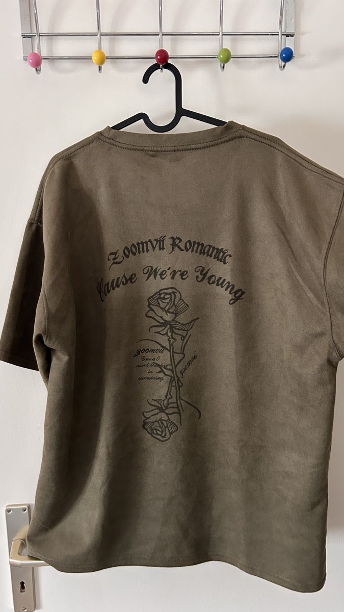 T-shirt: Vintage Rose Graphic Tee - Soft Brown – Usato da Genève venduto da Noemie.wrmsi 1
