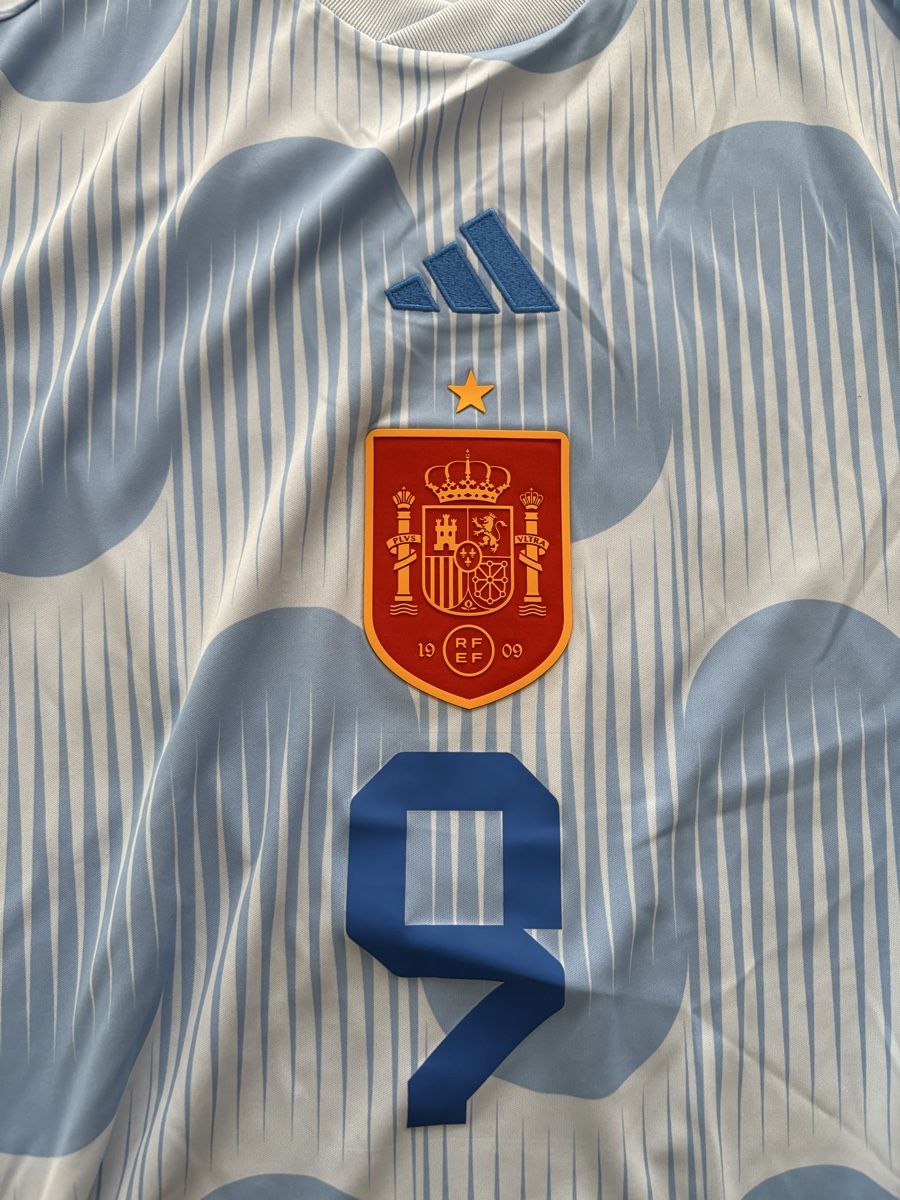 Adidas Maillots de corps & Pantalons: Spanien Trikot WM 2022 – D'occasion à Domat/Ems par tim_lq6b 1