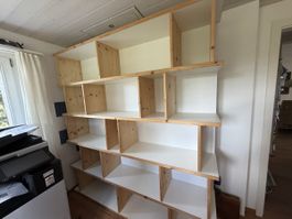 Massives Holz-Regal mit weissen Einlagen, viel Stauraum, top
