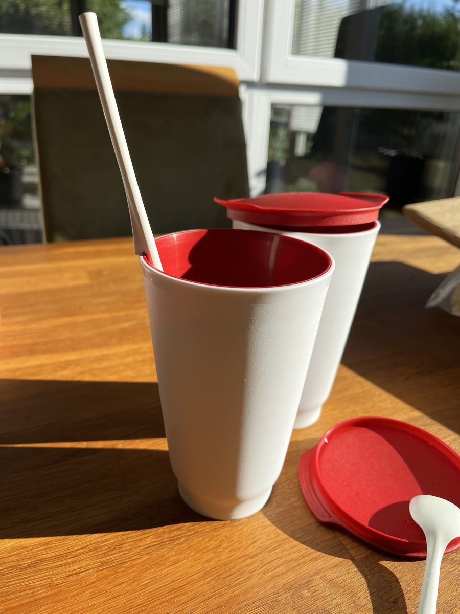 Tupperware Recipients et similaires: Tupperware Maxibecher 2 Stk. mit Deckel und Löffel. – D'occasion à Kriegstetten par sin_fp27