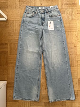 neue Baggyjeans von Pull&Bear, mit Etikett