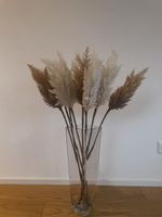 Vase mit künstlichem Pampasgras
