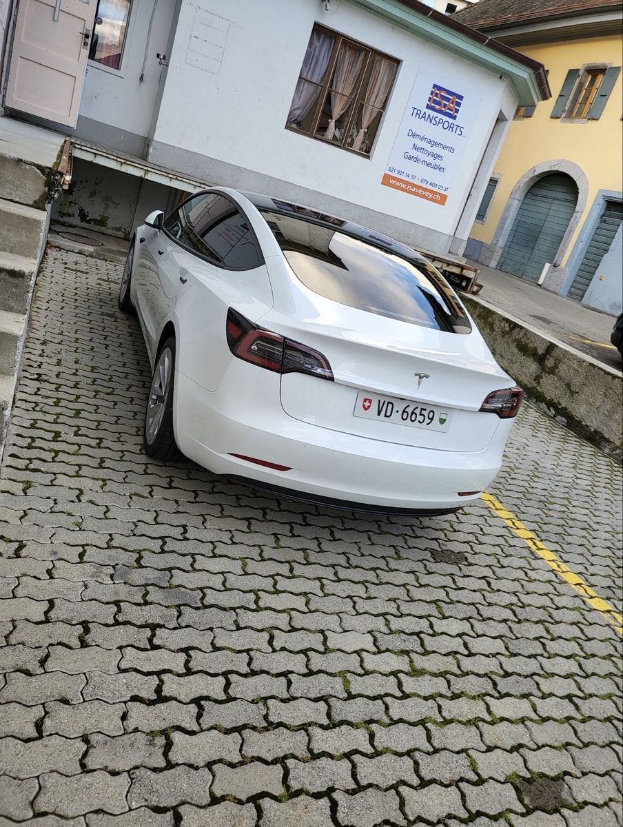 Tesla Autos: Tesla Model 3 Standard Range Plus LFP - 09/2021 – D'occasion à vevey par Leg_isa_transports 3